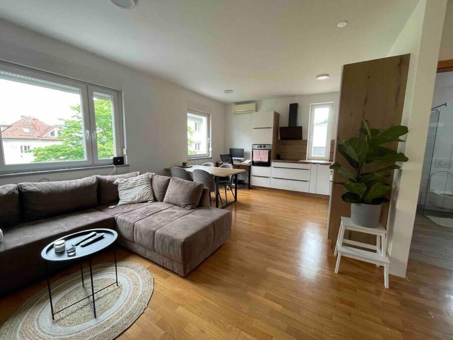 Ferienwohnung Mely Rose Laibach Exterior foto